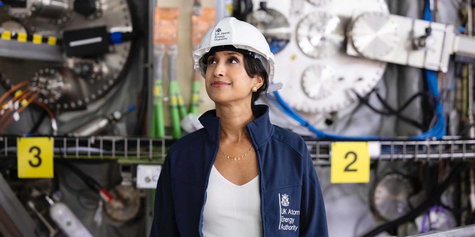 Claire Coutinho visite un centre de recherche sur la fusion