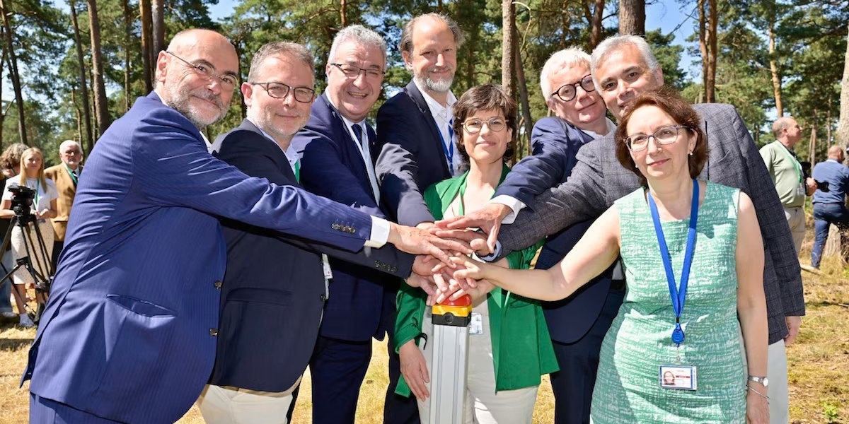 La ministre belge de l'Énergie, Tinne Van der Straeten (au centre)