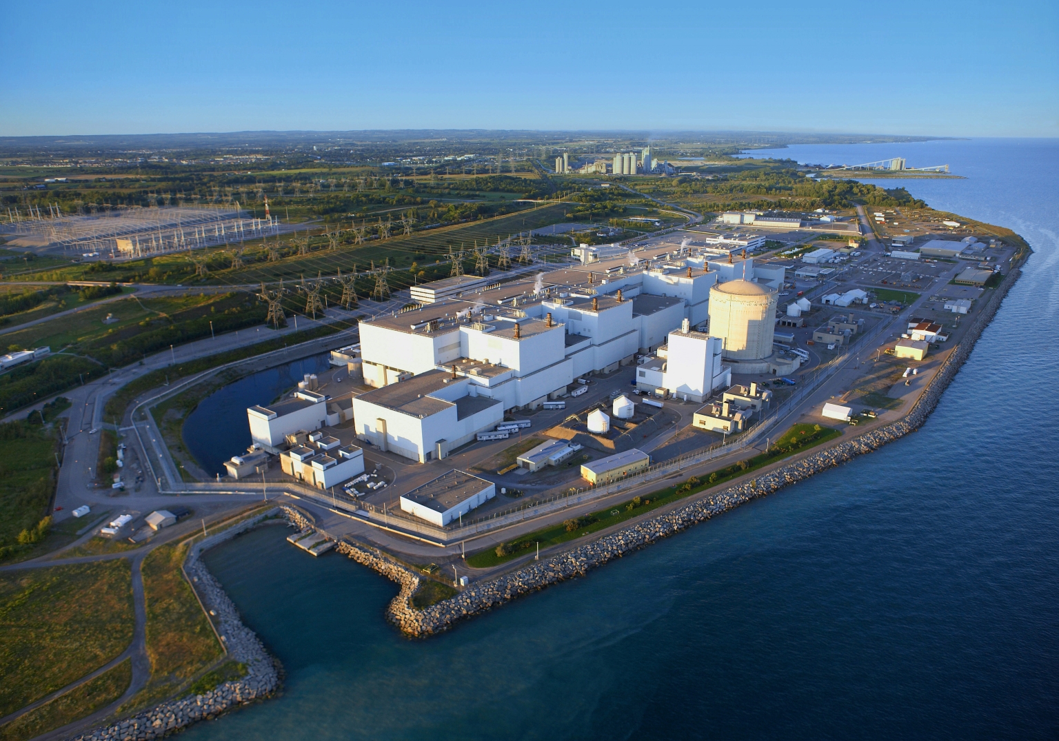 Vue aérienne de la centrale nucléaire de Darlington et de ses quatre tranches à eau lourde de type Candu.