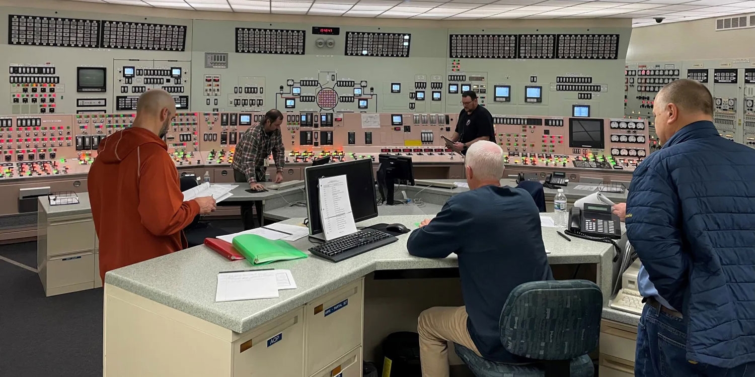 Des opérateurs de réacteur au simulateur de la salle de contrôle
