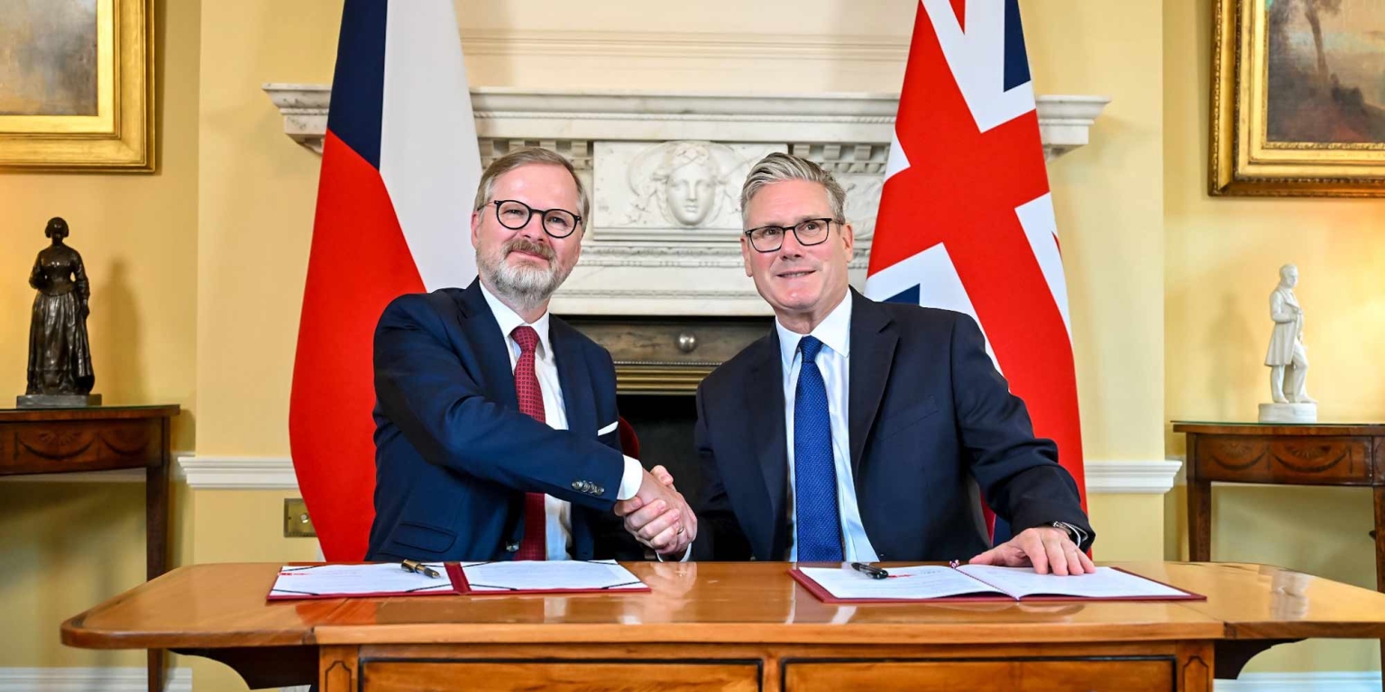 Foto des britischen Premierministers Keir Starmer mit dem tschechischen Ministerpräsidenten Petr Fiala