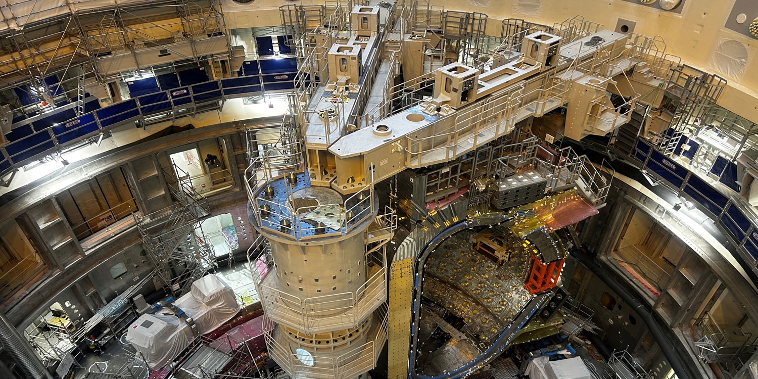 La fosse du Tokamak d’Iter, qui montre les deux secteurs déjà installés de la cuve de pression
