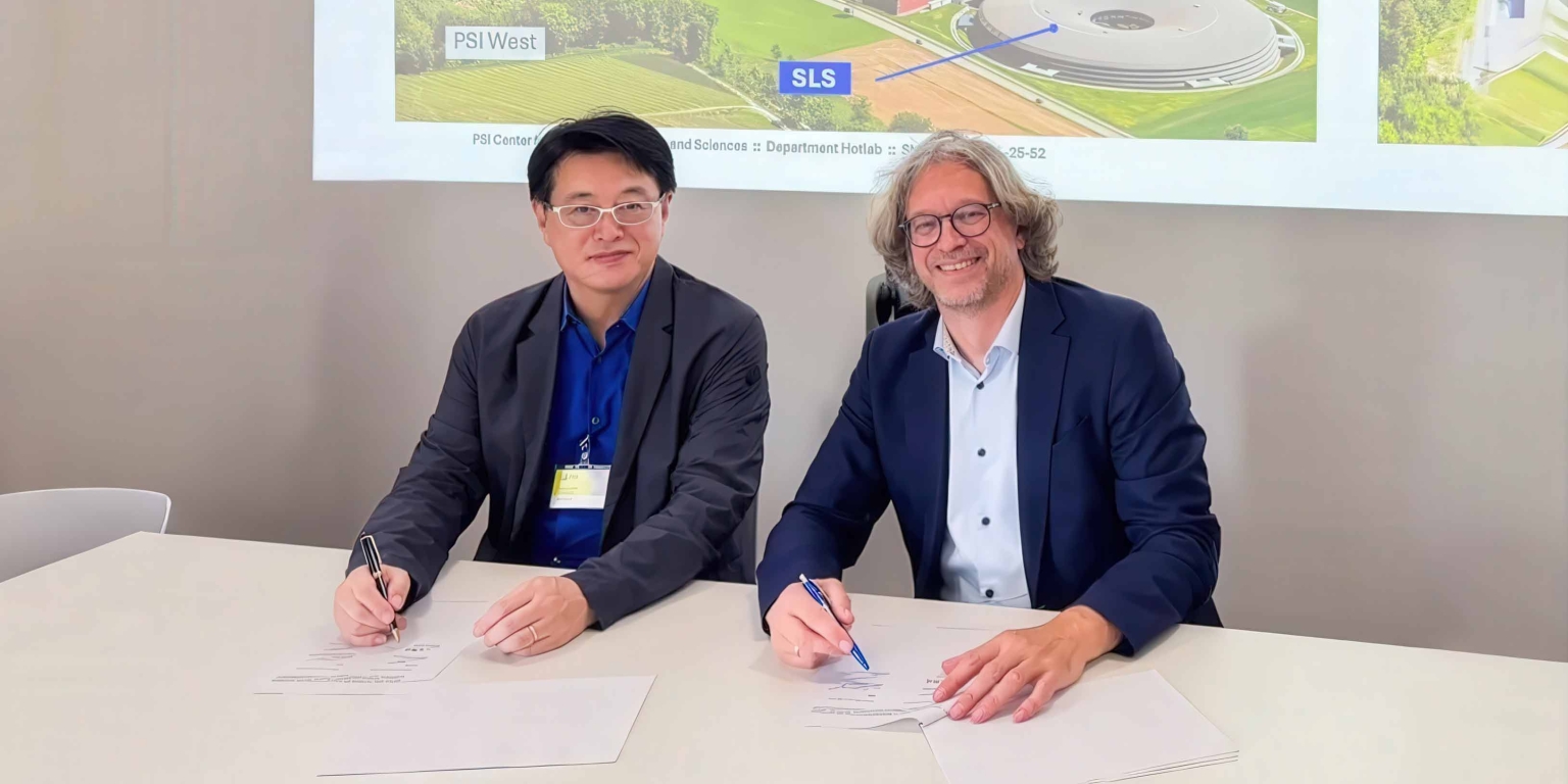 Nobuaki Ninomiya (Nukem) et Andreas Pautz (PSI/NES) signent un accord