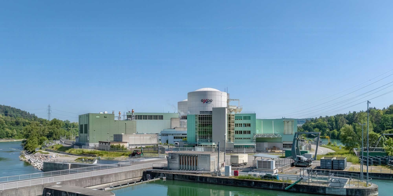 Vue de la centrale nucléaire de Beznau avec ses deux réacteurs