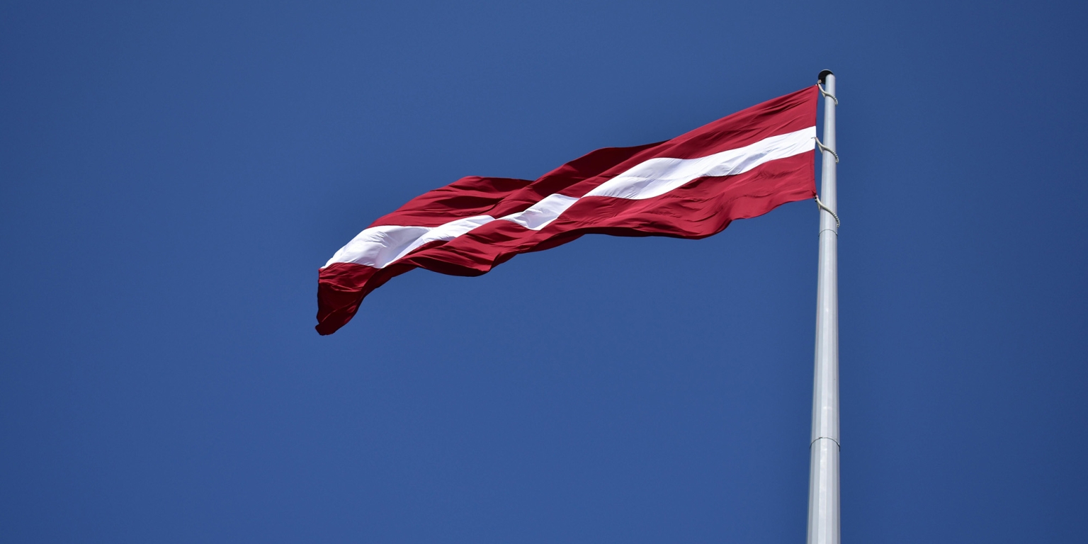 Flagge Lettlands im Wind