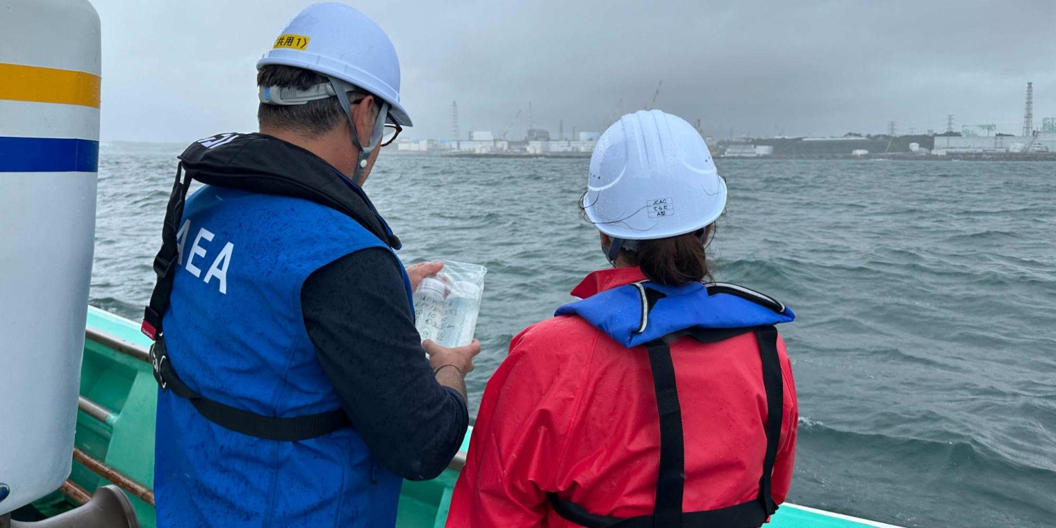 Entnahme von Wasserproben vor dem KKW Fukushima Daiichi