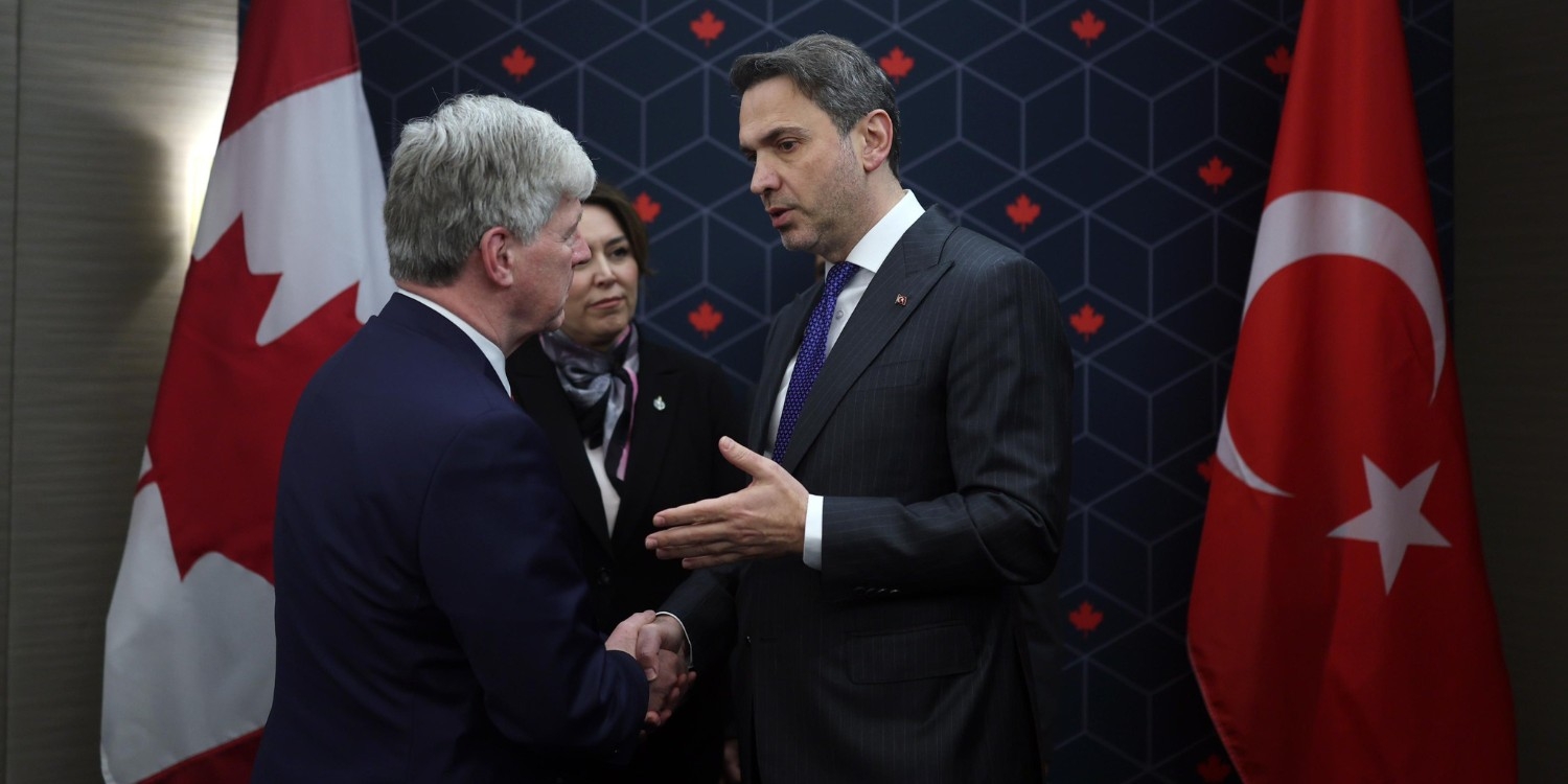 Der kanadische Minister Tim Hodgson und der türkische Minister Alparslan Bayraktar