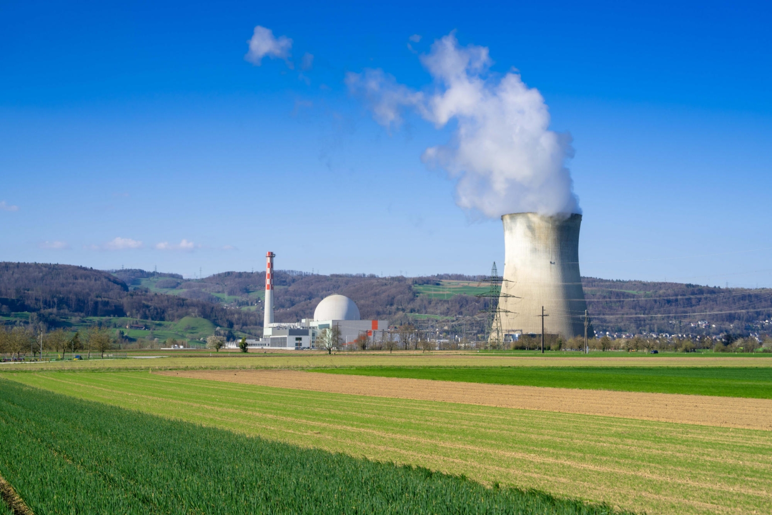 Aussenansicht des Kernkraftwerks Leibstadt im April 2025