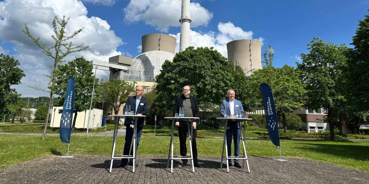 Gruppenbild vor dem KKW