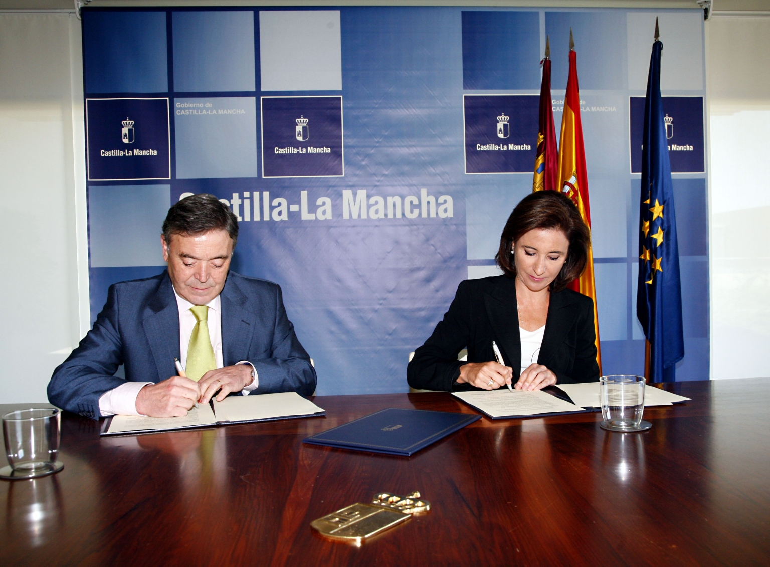 Francisco Gil-Ortega Rincon, Präsident der Enresa, und Marta Garcia de la Calzad, Vorsteherin der regionalen Entwicklungsbehörde Castilla-La Mancha, unterzeichnen eine Kooperationsvereinbarung zur Verbesserung der Strassen in der Umgebung des geplanten Zwischenlagers.