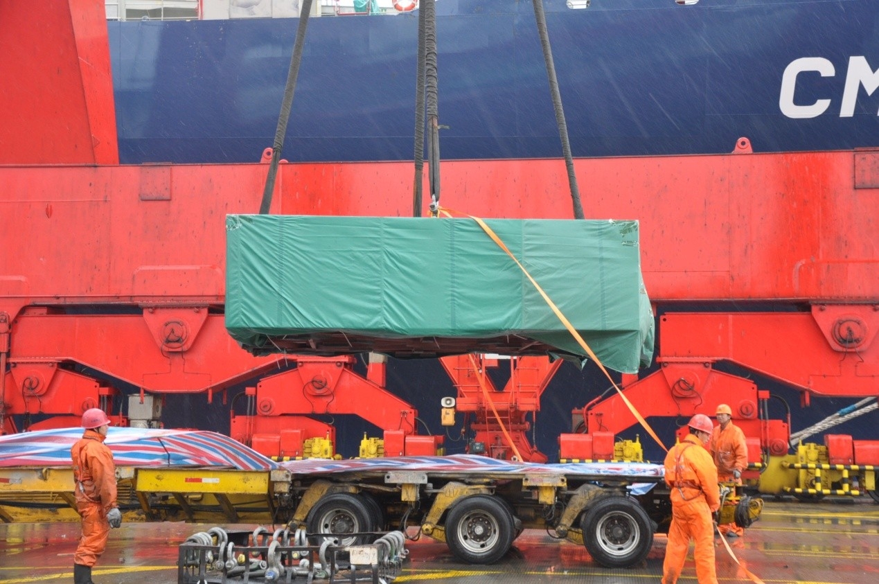 Der letzte von drei Platzhalterkabel-Losen wird an Bord des Transportschiffes gehievt, das von Shanghai nach Frankreich fährt.