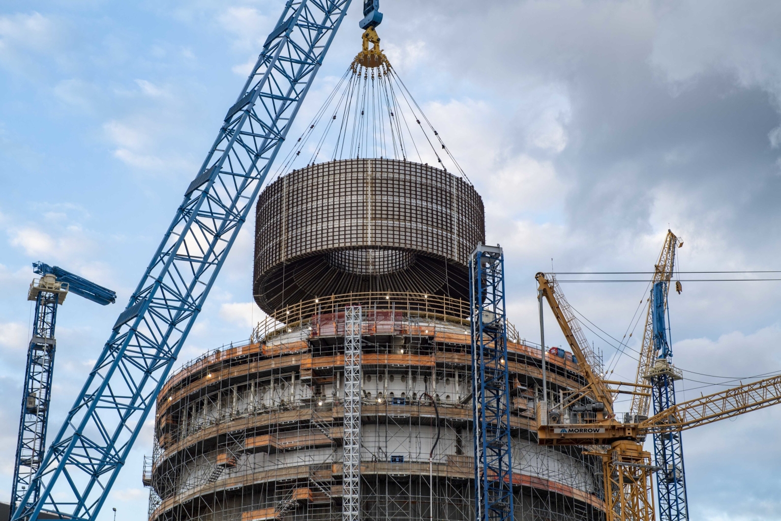 Vogtle-3: Der Wassertank – das letzte der 1485 Hauptmodule – wird an seinen Platz gesetzt.