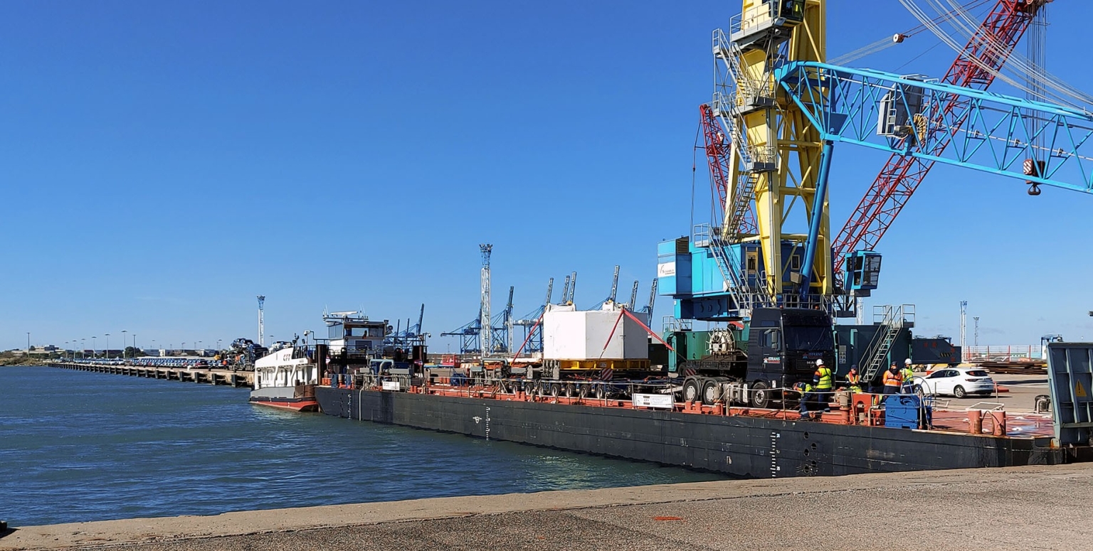 Le module de 110 tonnes est un des trois «modules inférieurs» du solénoïde central, composé de six modules au total. La photo montre la traversée de l'étang de Berre à bord d’une péniche spécialement construite.