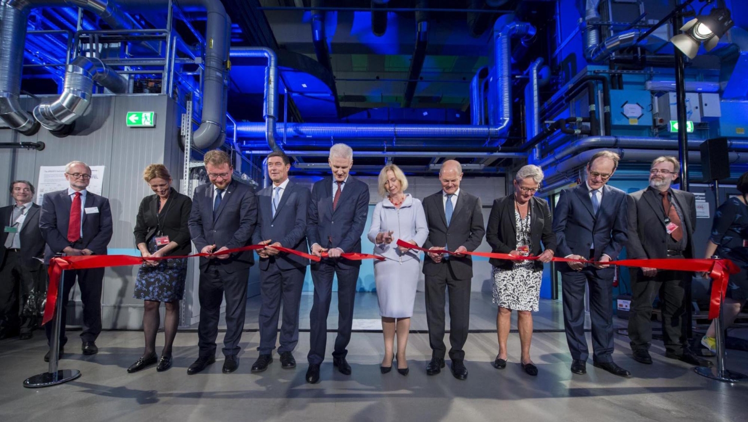 Le ministre de la recherche et d’autres représentants des pays partenaires coupent le ruban pour l’inauguration officielle de l’European XFEL.