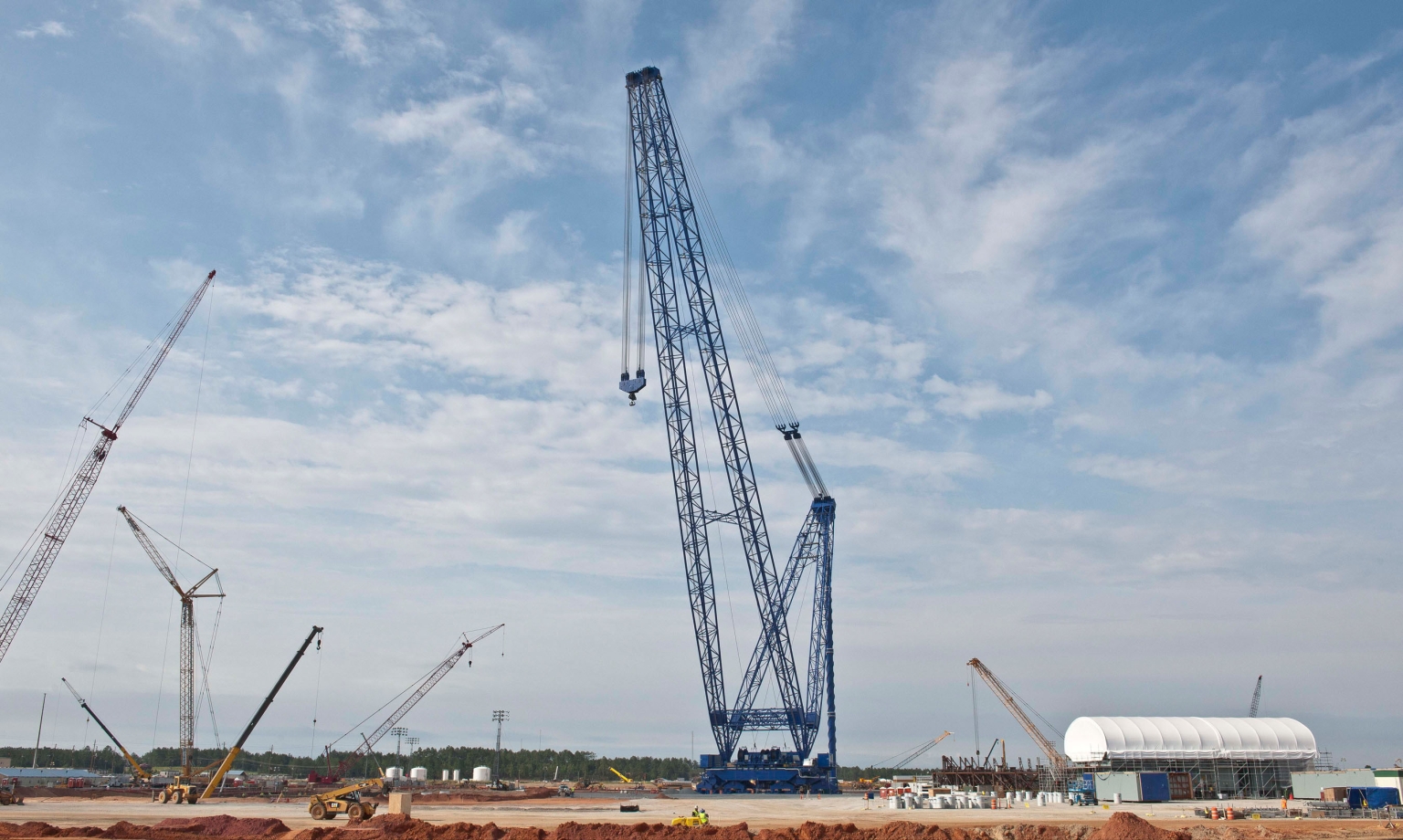 Le pont roulant sur voie circulaire présent sur le chantier de Vogtle aux Etats-Unis effectue les premiers tests.