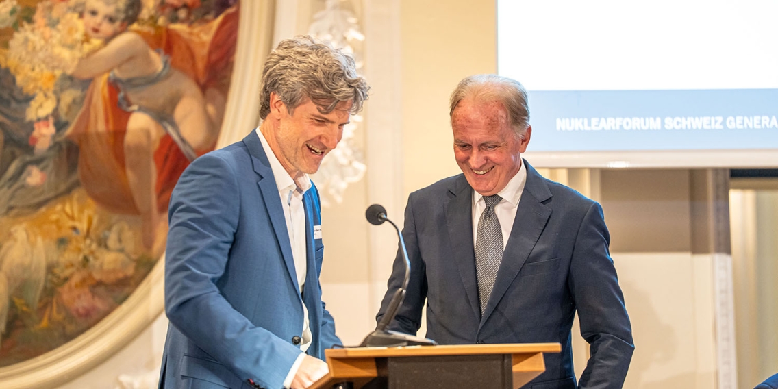  Hans-Ulrich Bigler (rechts) wurde für zwei weitere Jahre als Präsident des Nuklearforums gewählt. Erster Gratulant war Vizepräsident Alexander Puhrer.