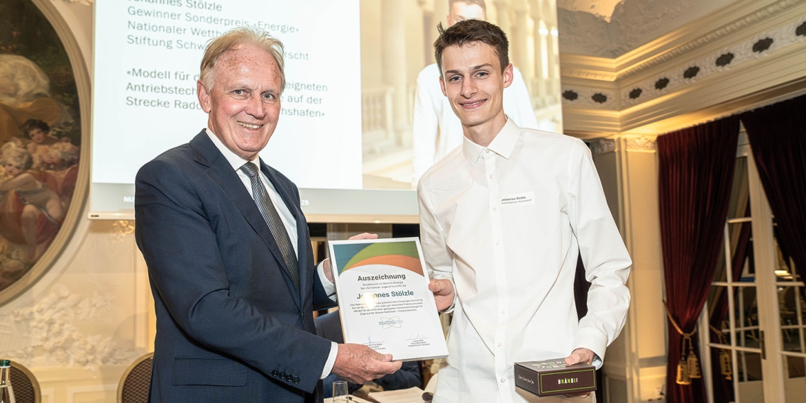 Hans-Ulrich Bigler gratulierte Johannes Stölzle, dem Gewinner des vom Nuklearforum gesponserten Sonderpreises Energie im Wettbewerb «Schweizer Jugend forscht».