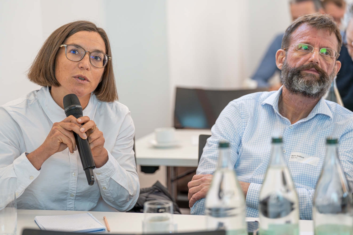 Teilnehmerin stellt Frage