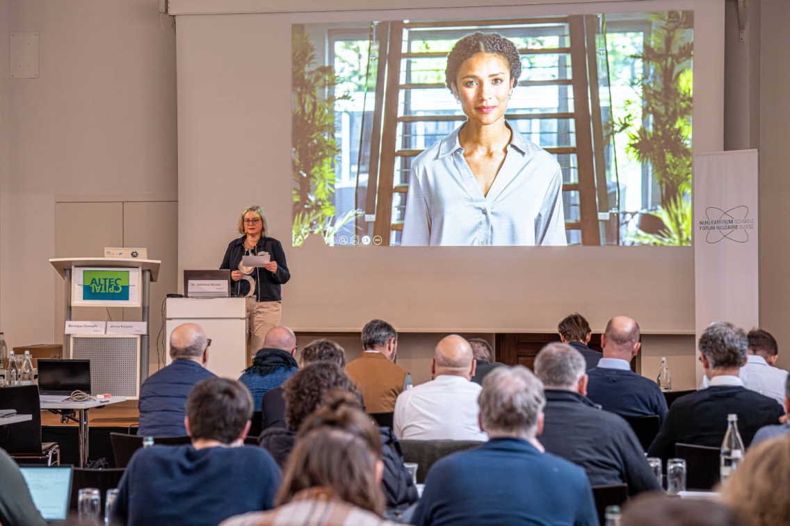 Virtuelle Moderatorin Nova und Moderatorin Monique Stampfli