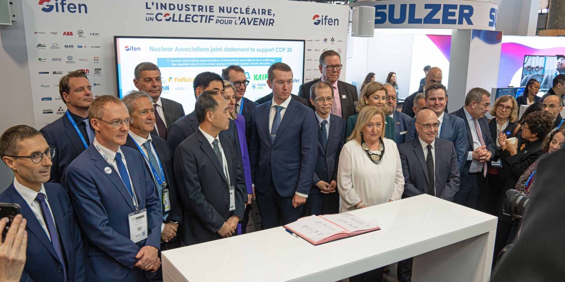 Gruppenfoto nach der Unterzeichnung