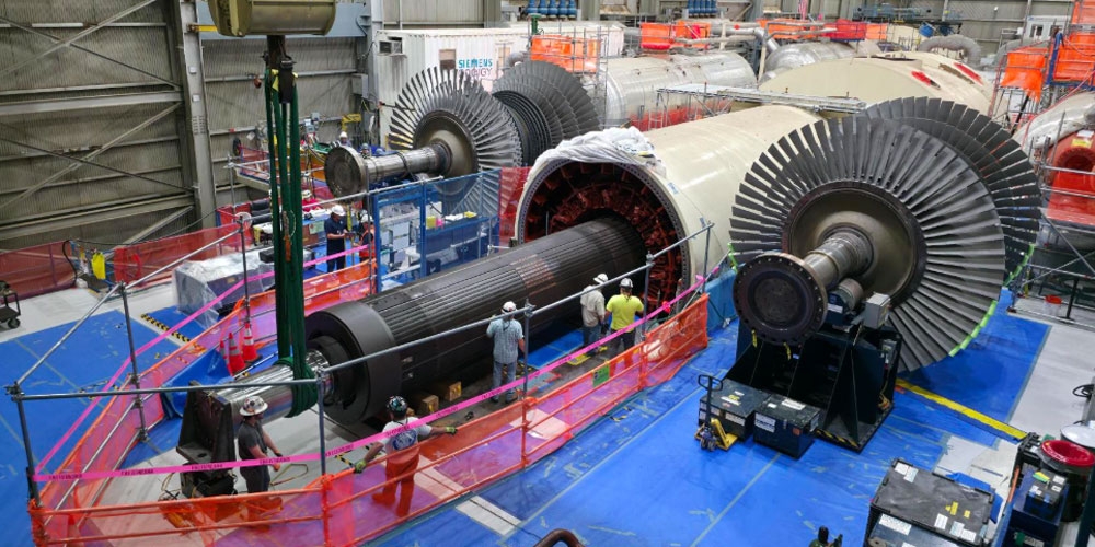 Après avoir procédé à une inspection complète, les ouvriers remontent le rotor du générateur de 183 tonnes de la centrale nucléaire de Palisades.