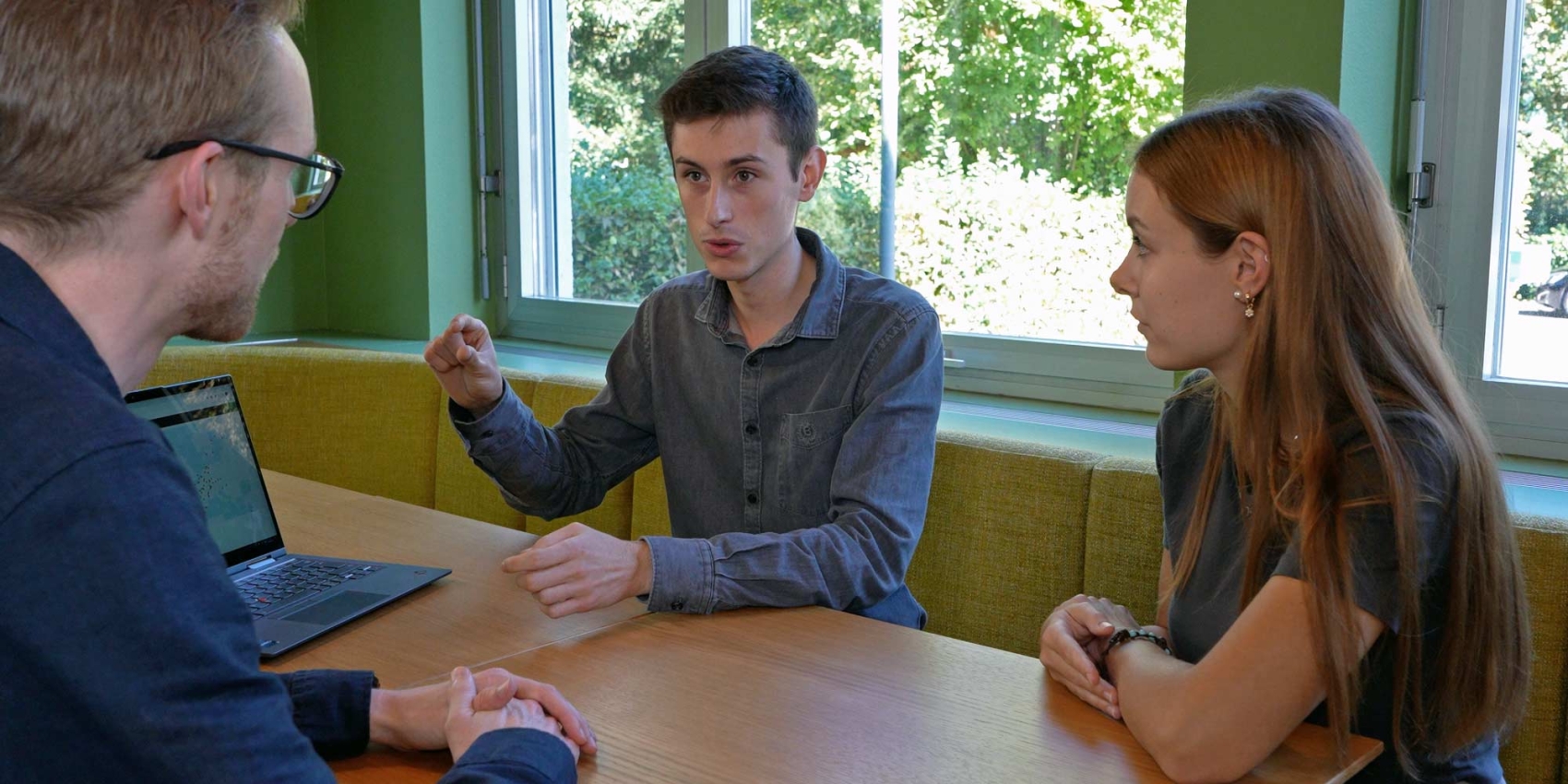 Deux étudiants du master en génie nucléaire avec leur maître de stage