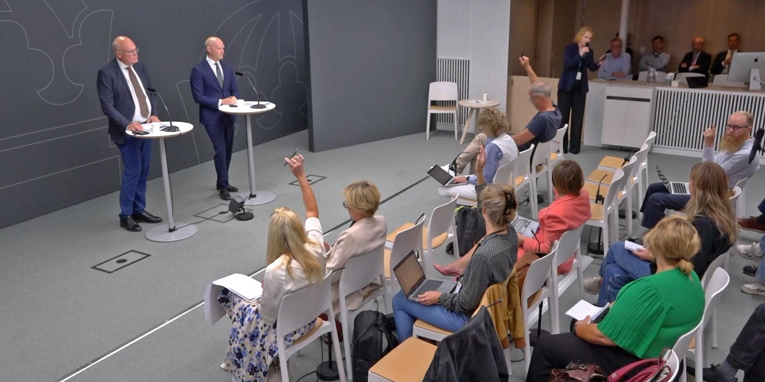 Pressekonferenz des Finanzmarktministers und des Experten