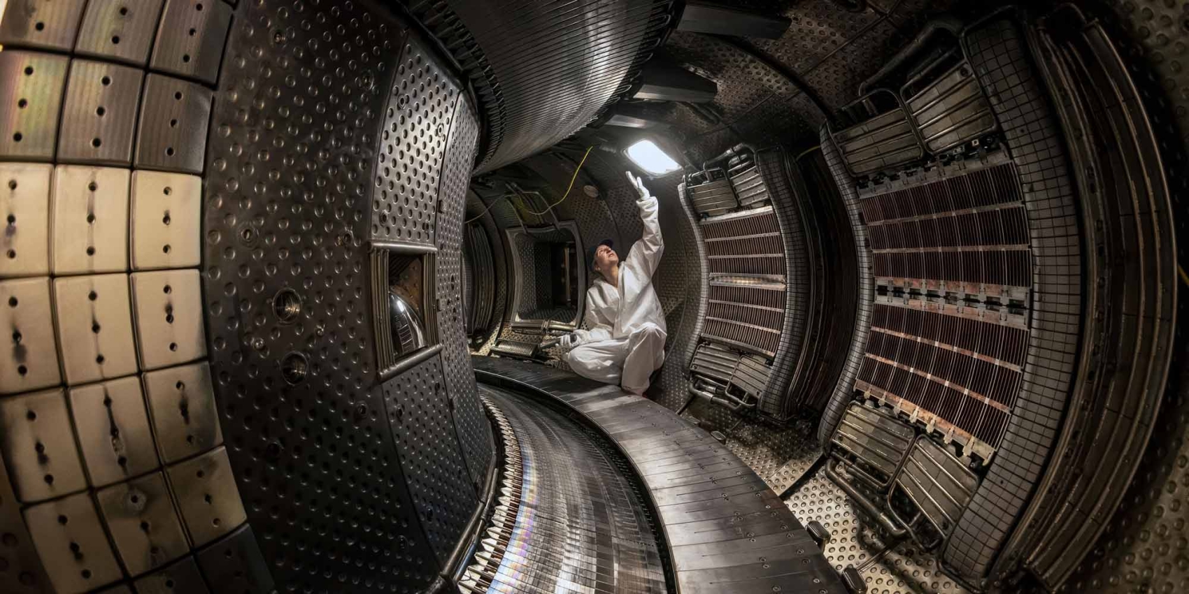 Coup d’œil à l’intérieur de la cuve de pression du tokamak West