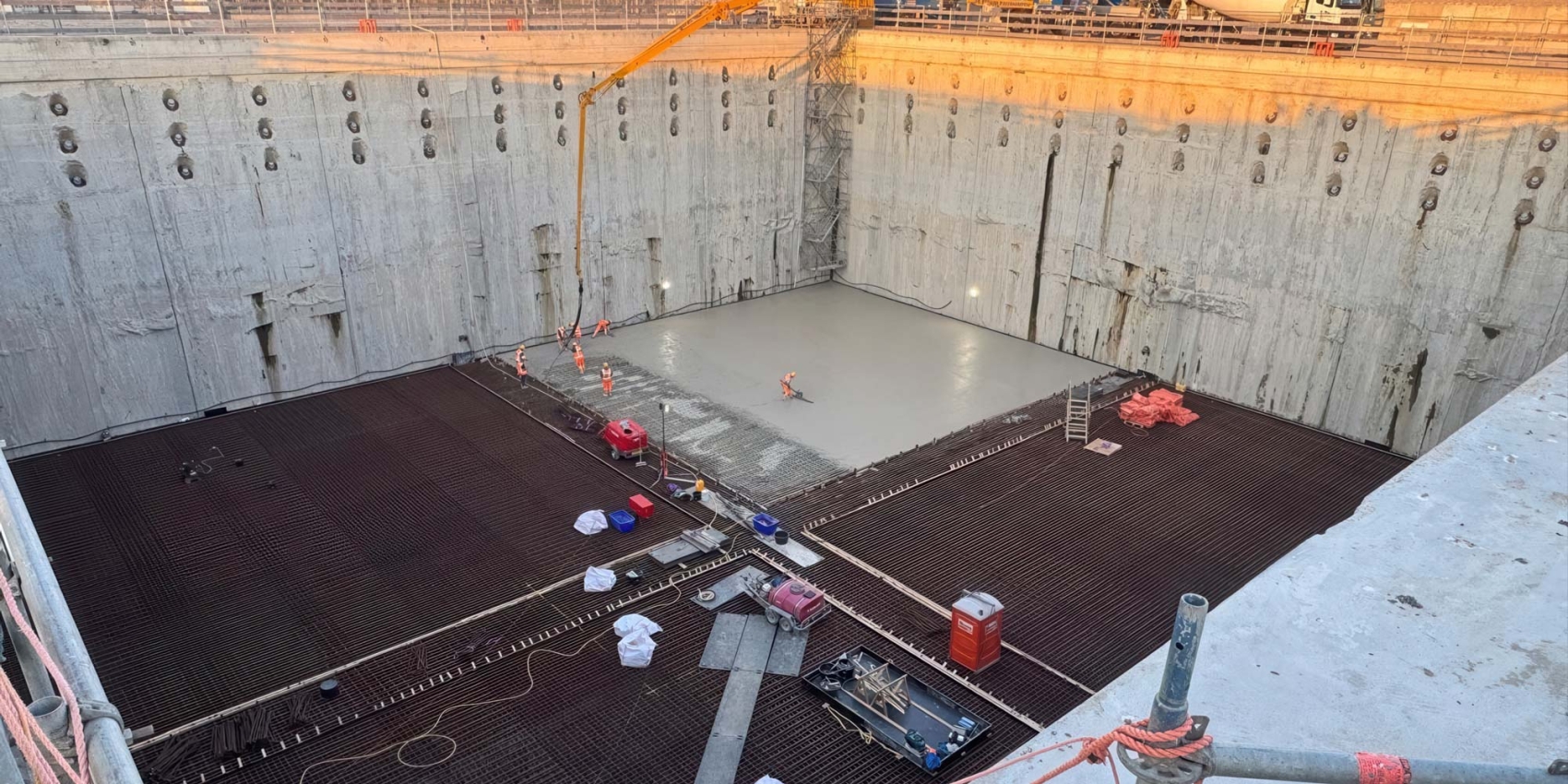 Das Betonieren des ersten von fünf Teilen läuft.