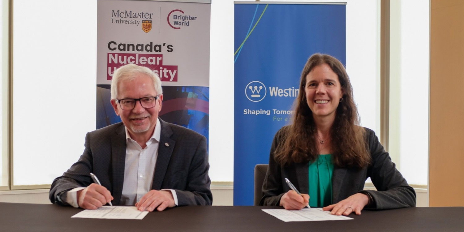 Prof. John Preston von der McMaster University und Leah Crider, Vizepräsidentin von Westinghouse
