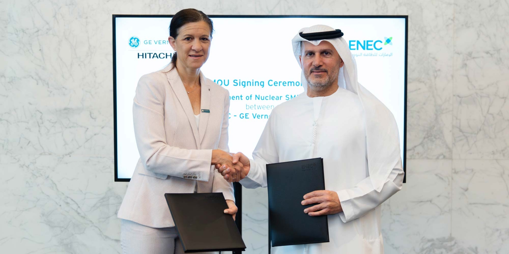 Maví Zingoni und Mohamed Al Hammadi bei der Unterzeichnung des MoU
