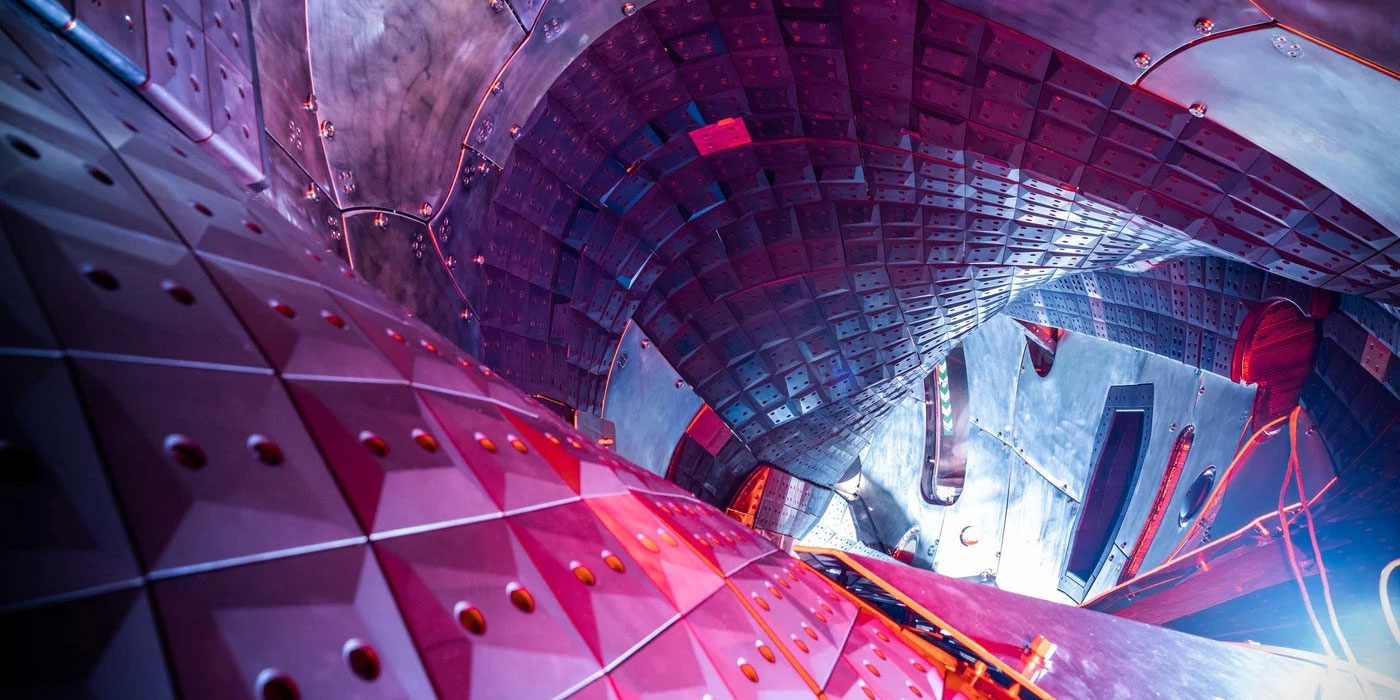 Blick ins Innere des Vakuumgefässes von Wendelstein 7-X in Greifswald.