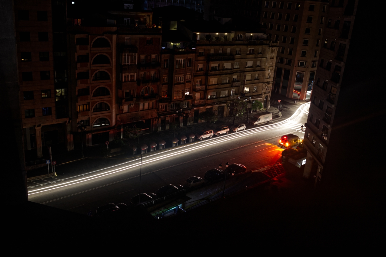 Eine Strasse bei Nacht