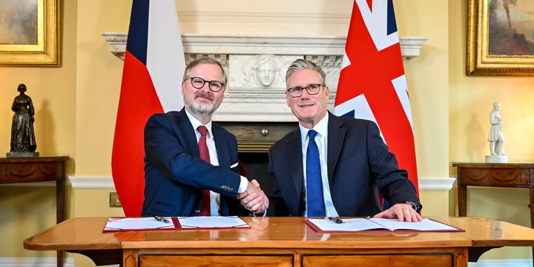 Foto des britischen Premierministers Keir Starmer mit dem tschechischen Ministerpräsidenten Petr Fiala