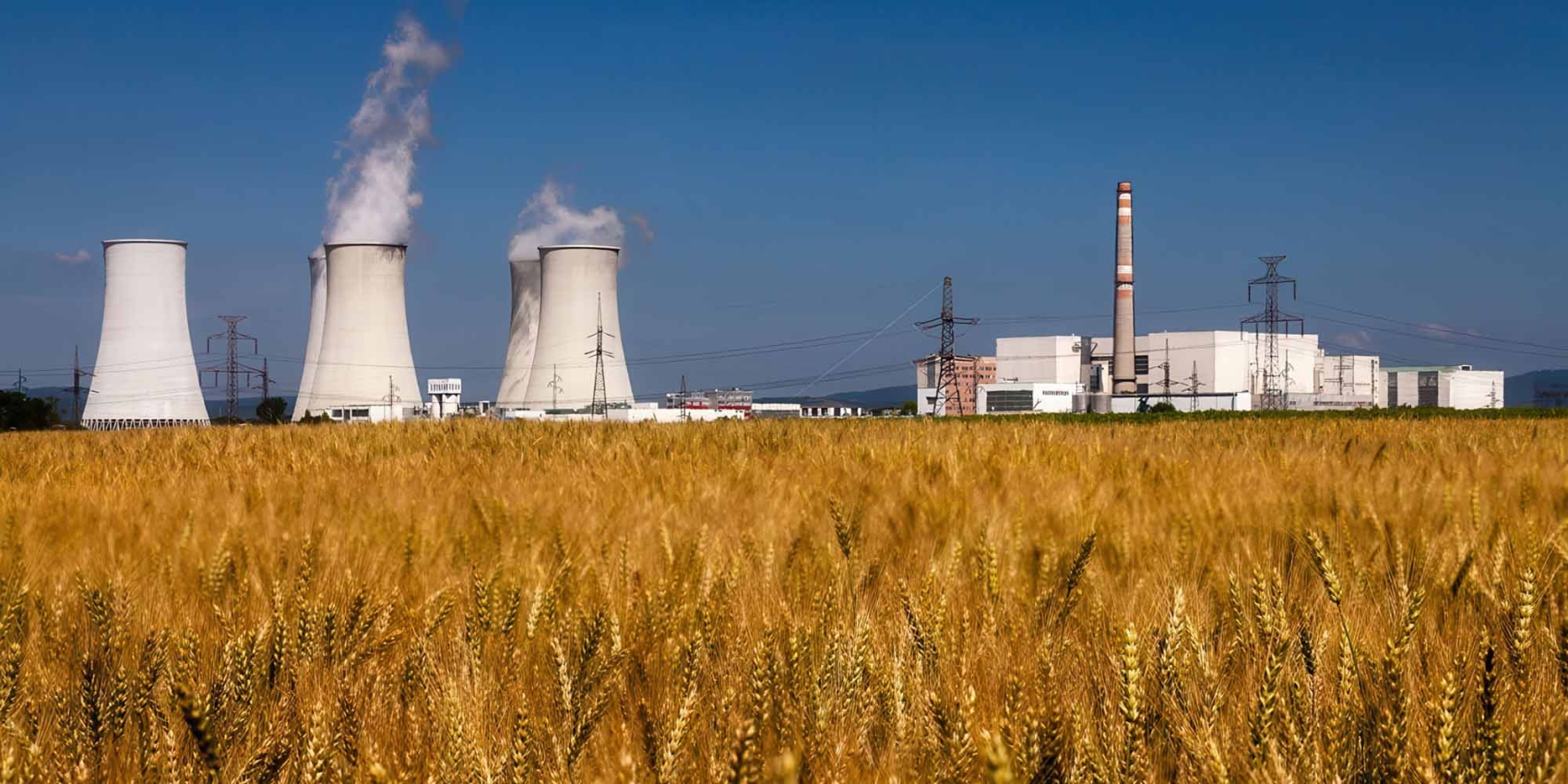 Kernkraftwerksstandort Bohunice vom Feld aus gesehen