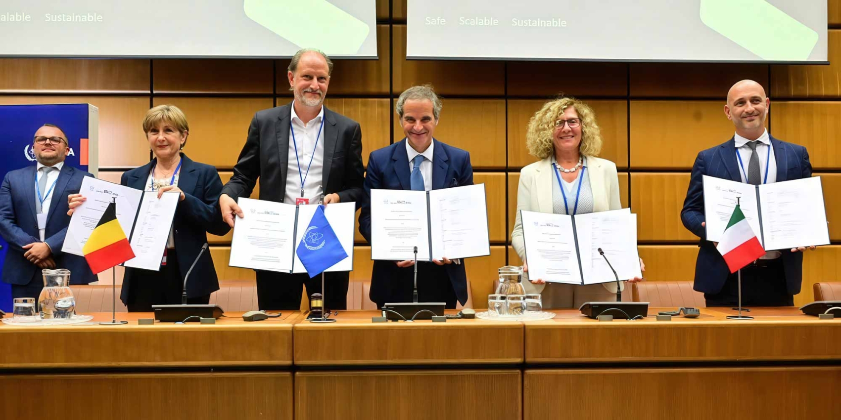 Gruppenfoto der Unterzeichung mit IAEO-Generaldirektor Grossi
