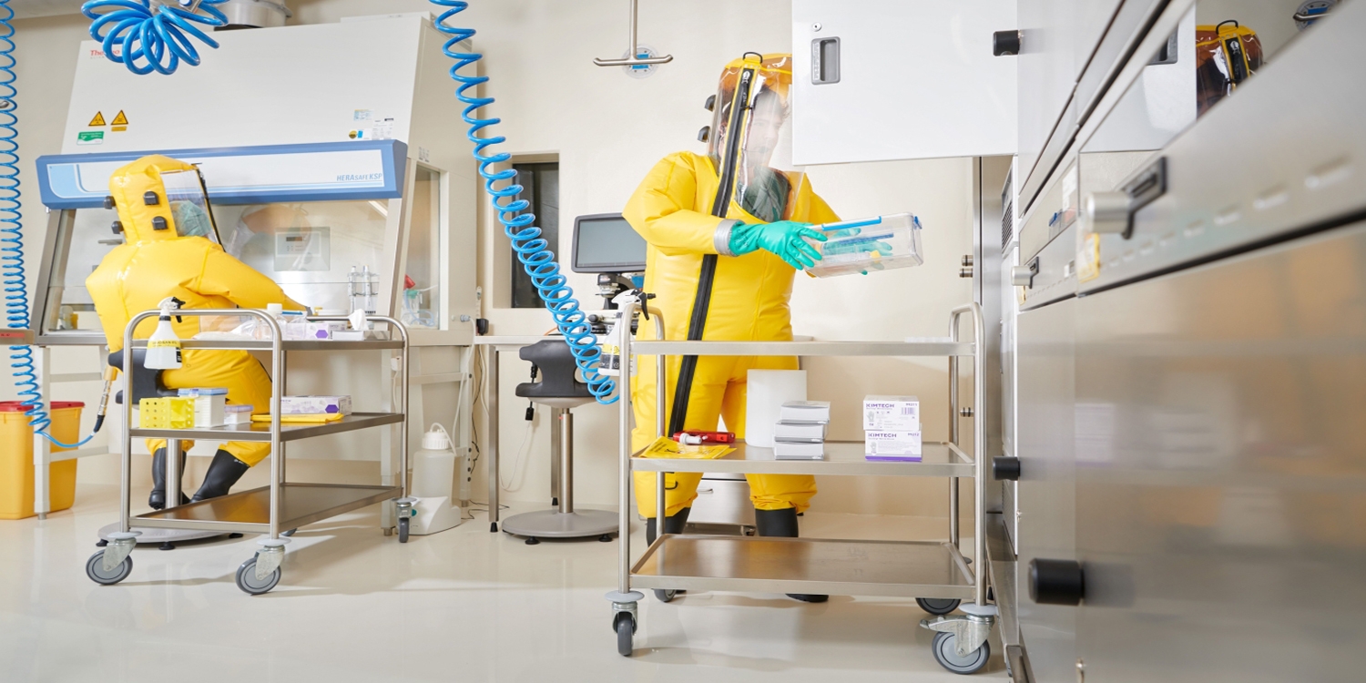 Arbeiten im Biologischen Sicherheitslabor in Spiez