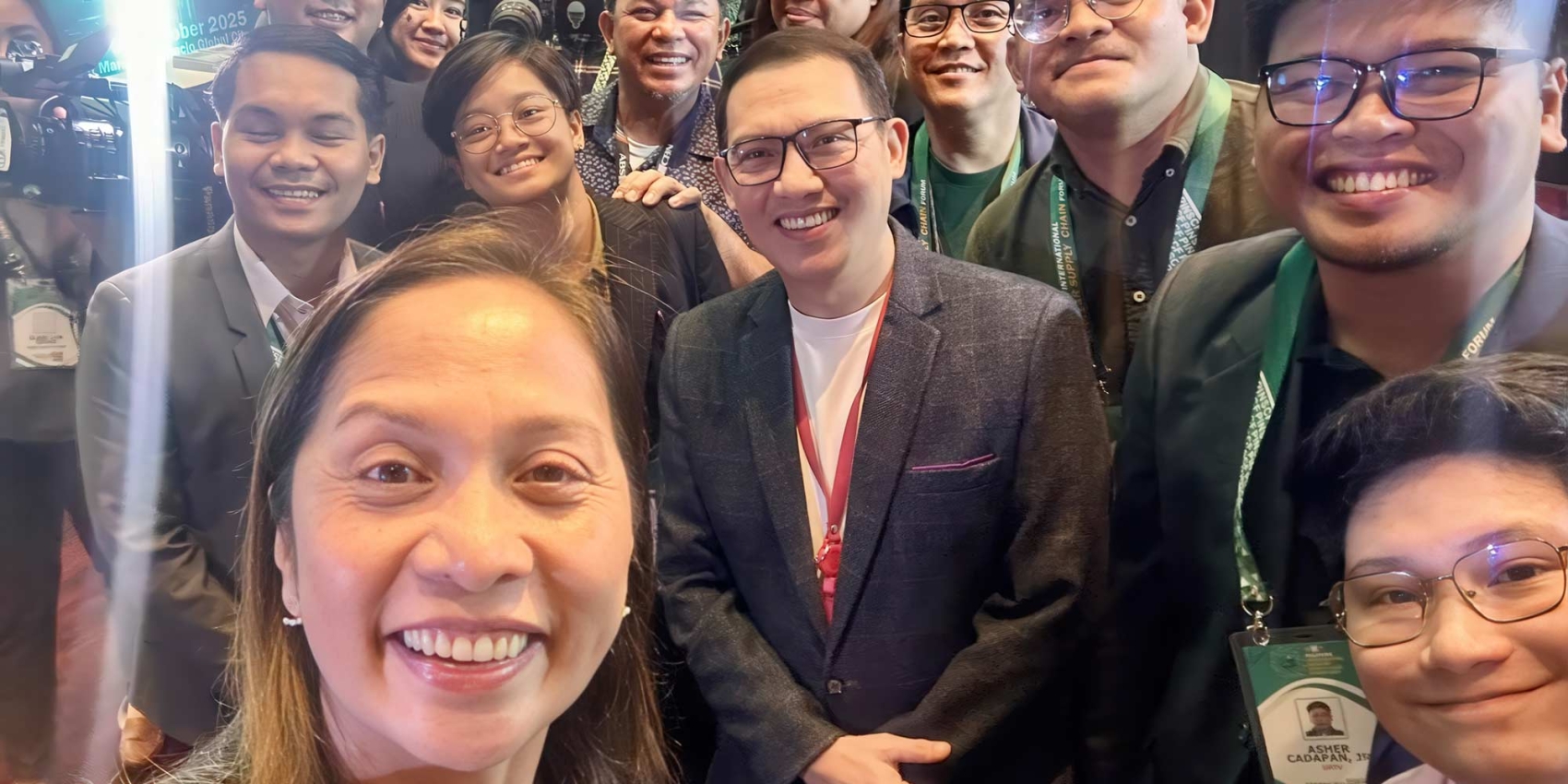 Die philippinische Energieministerin Sharon S. Garin mit jungen Fachleuten am Forum