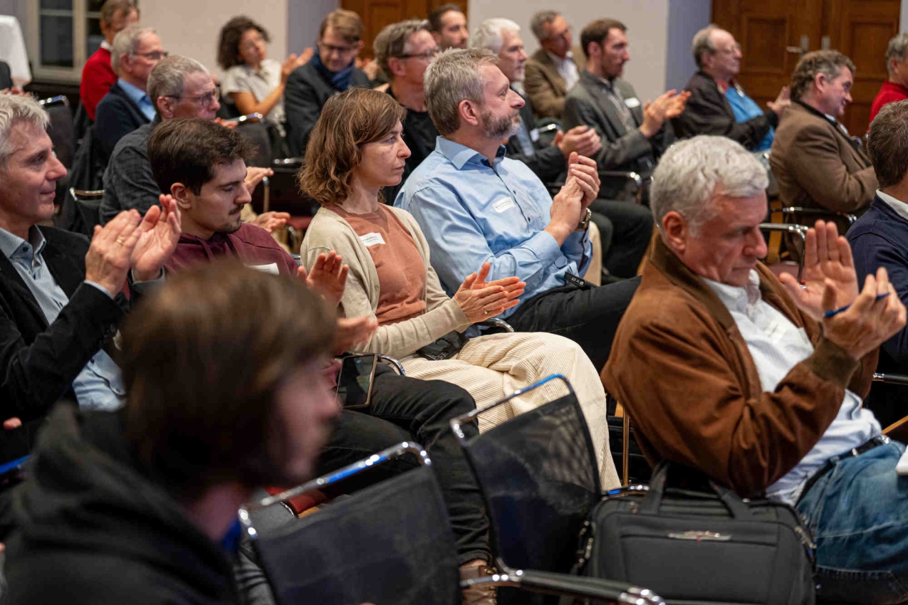 Interessiertes Publikum am Forums-Treff