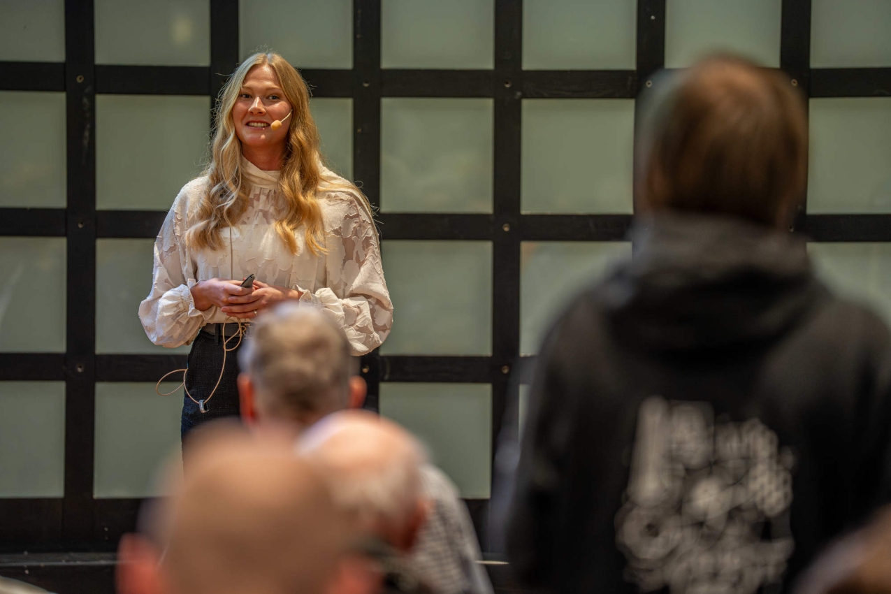 Rednerin der ABB Schweden beantwortet Frage aus Publikum