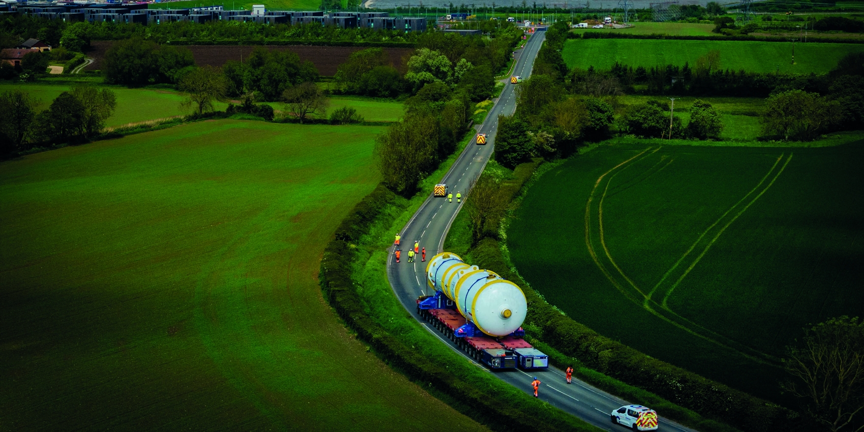 Ein Dampferzeuger wird per Schwertransport zur Baustelle von Hinkley Point C gebracht .