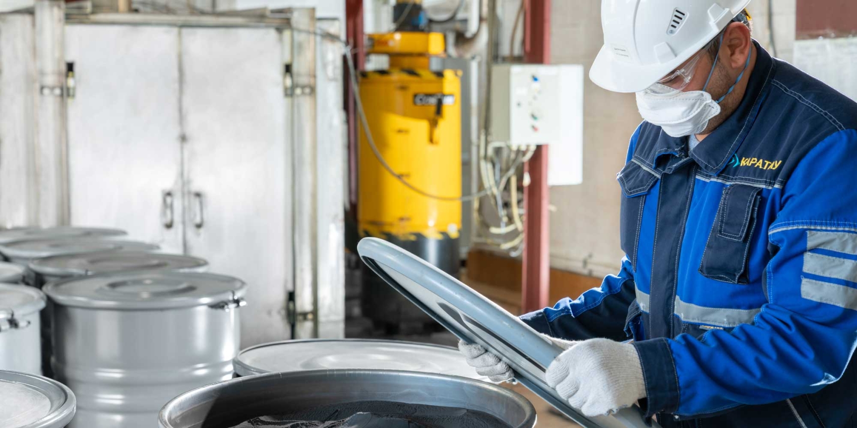 Fässer mit Natururan bei Kasatomprom