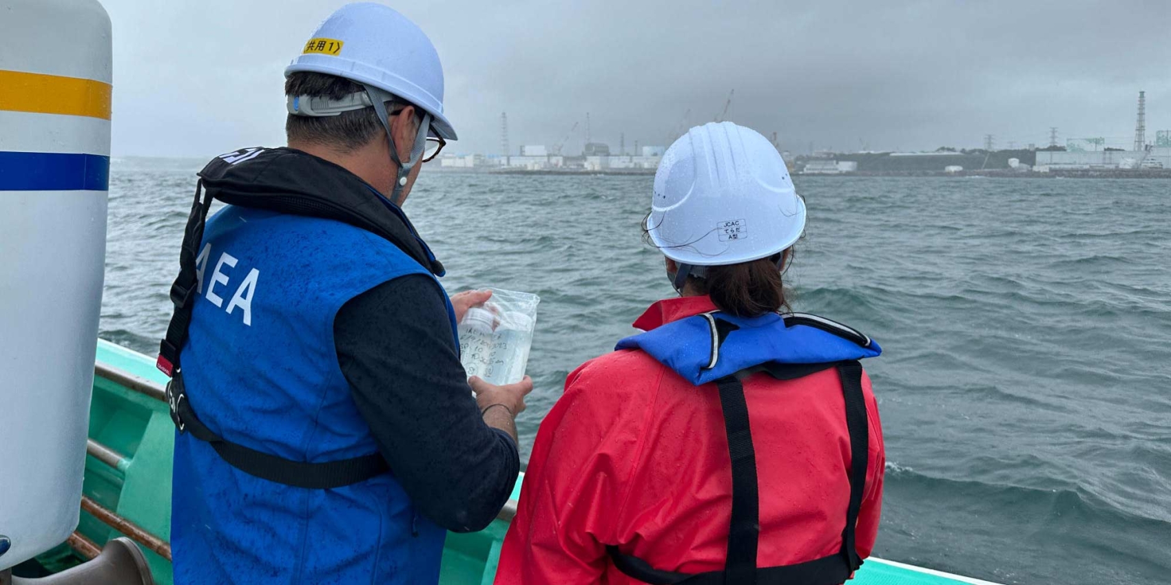 Entnahme von Wasserproben vor dem KKW Fukushima Daiichi