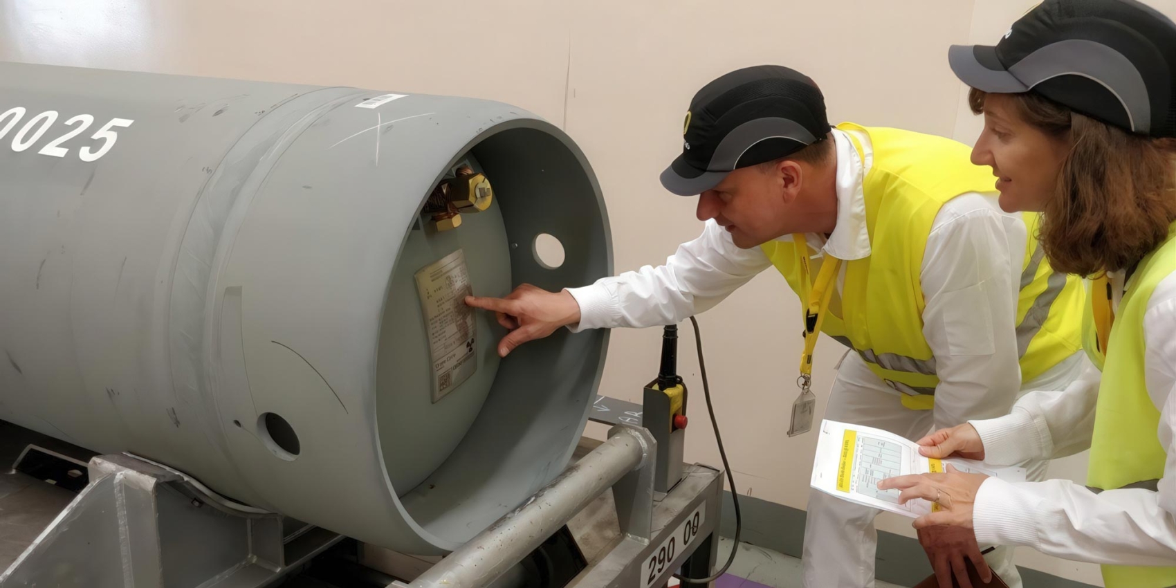 Examen d'un cylindre contenant de l'uranium enrichi