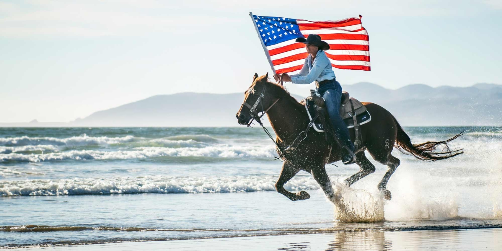Femme à cheval avec un drapeau américain