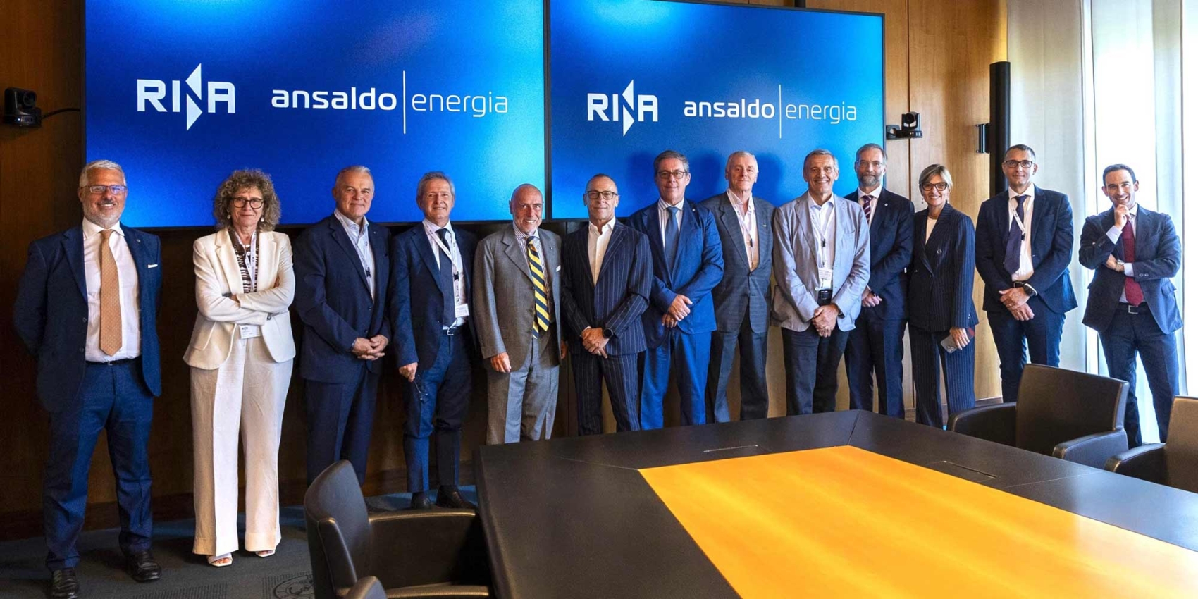Gruppenfoto anlässlich der Unterzeichnung der Vereinbarung