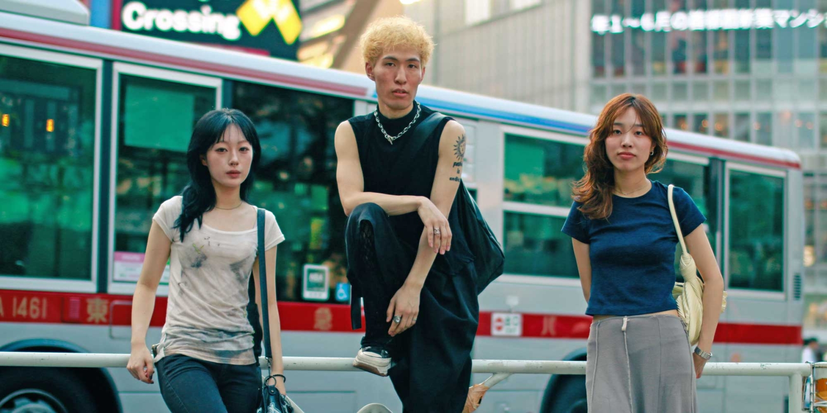 Foto mit drei jungen Menschen in Tokio