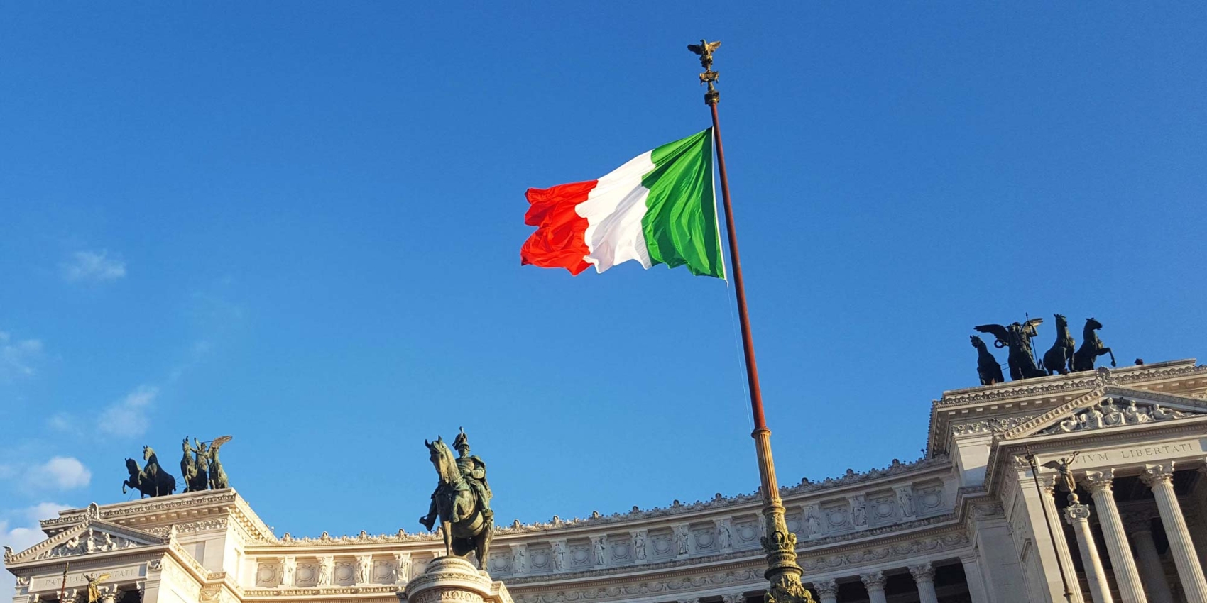 Italienische Flagge vor dem Vittoriano in Rom.