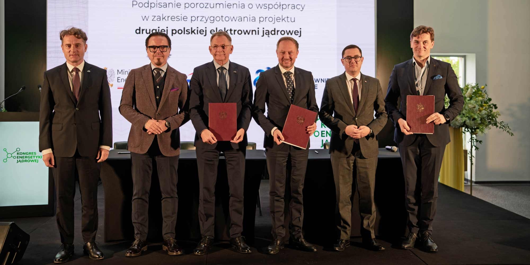 Gruppenfoto nach der Unterzeichnung