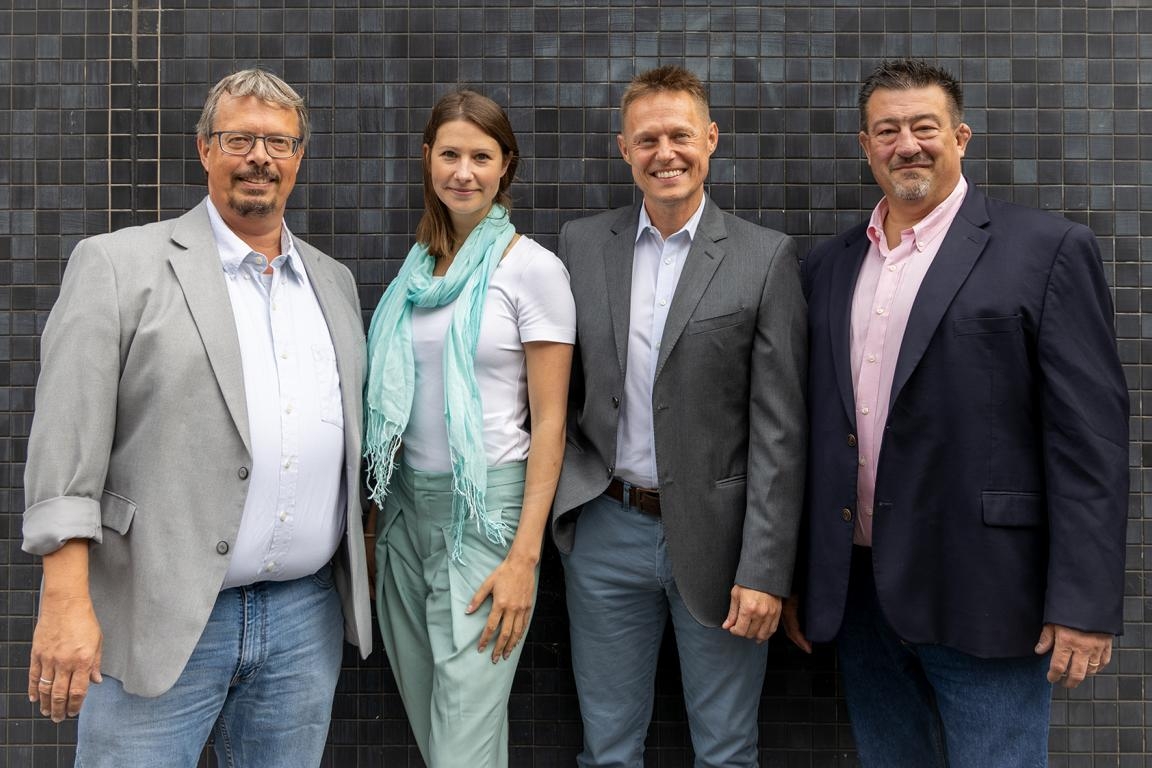 Zum Gründungs- und Führungsteam des Start-ups Focused Energy gehören CEO Thomas Forner (3. v.l.), die Ingenieurin Anika Stein sowie die beiden Physiker Prof. Markus Roth (1. v.l.) und Prof. Todd Ditmire (4. v.l.).